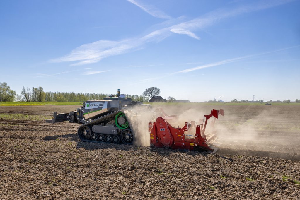 De AgXeed AgBot trekt de laatste ruggen op een perceel. Veruit de meeste uren zijn gemaakt met het frezen van aardappelruggen voor de pootmachine uit voor voldoende fijne grond in de definitieve ruggen.