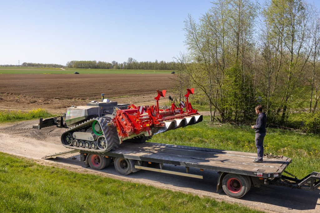 Nadat de AgXeed AgBot de laatste ruggen heeft gefreesd, zet akkerbouwer Marijn Vermuë de robot op de dieplader voor transport naar een ander perceel.