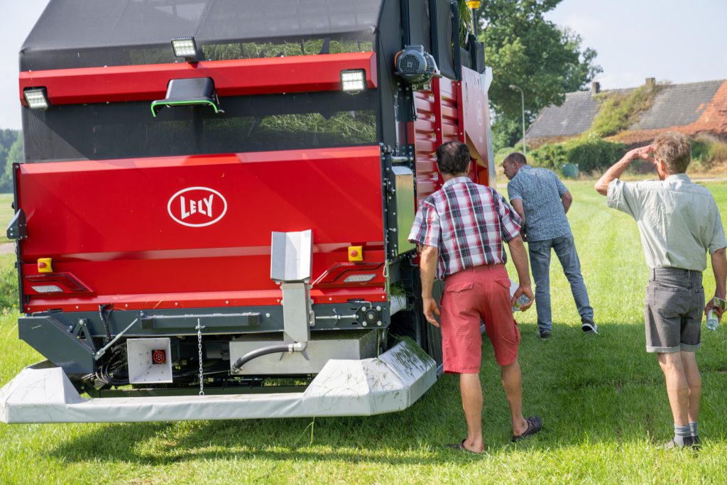 De Lely Exos zal net als vorig jaar rondjes maaien op Grasdag 2025. De robot maait gras en brengt het autonoom naar de koeien. – Foto: Michel Velderman