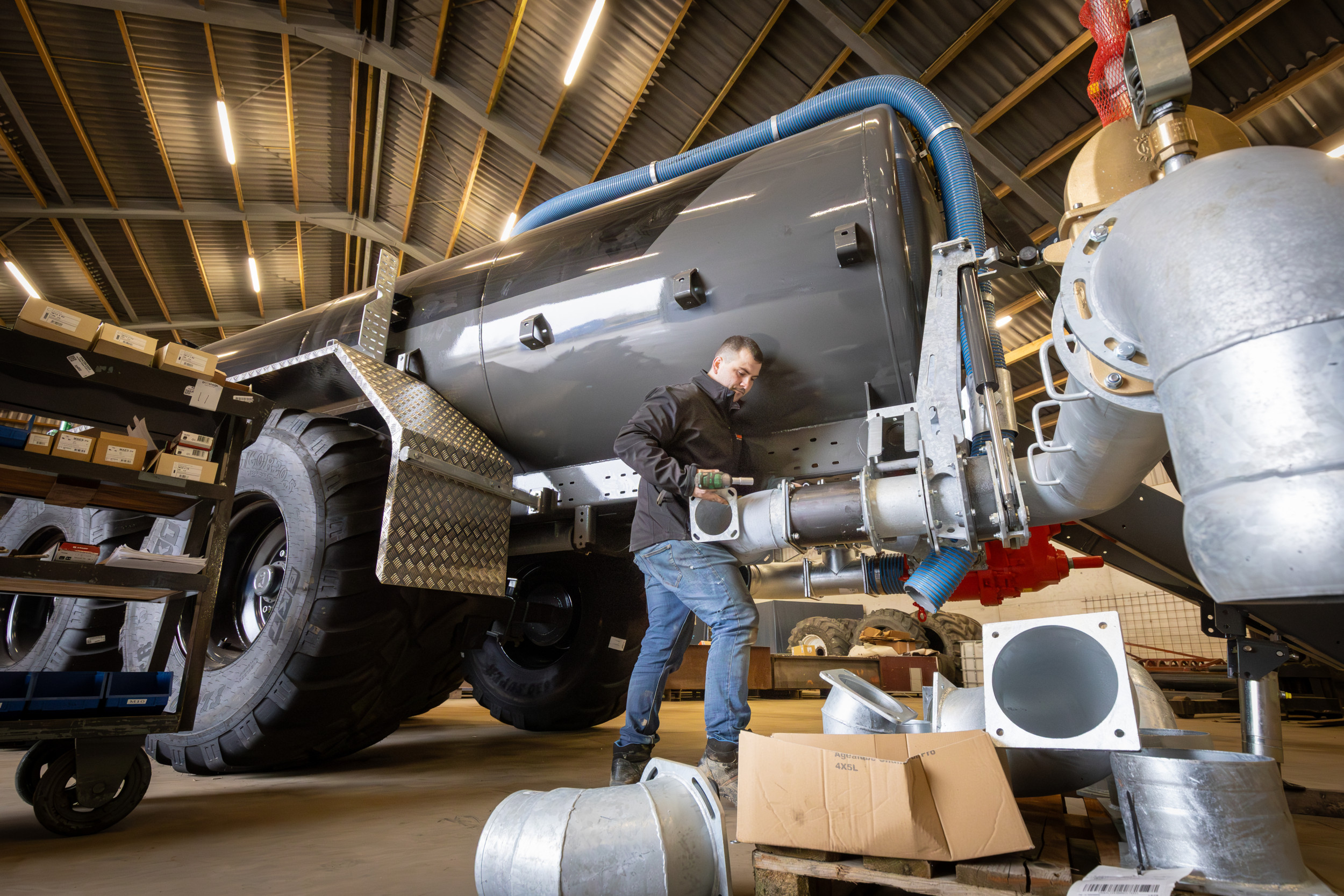 Veilingbedrijf Troostwijk besloot om van allerlei componenten en halffabricaten twee bouwpakketten van half gebouwde mesttanks samen te stellen. Hendrik Leenaerts (25) is niet bang aangelegd en kocht voor € 43.000 een Kaweco-bouwpakket. De jonge ondernemer heeft een winter lang gepuzzeld. Foto’s: Bob Karsten