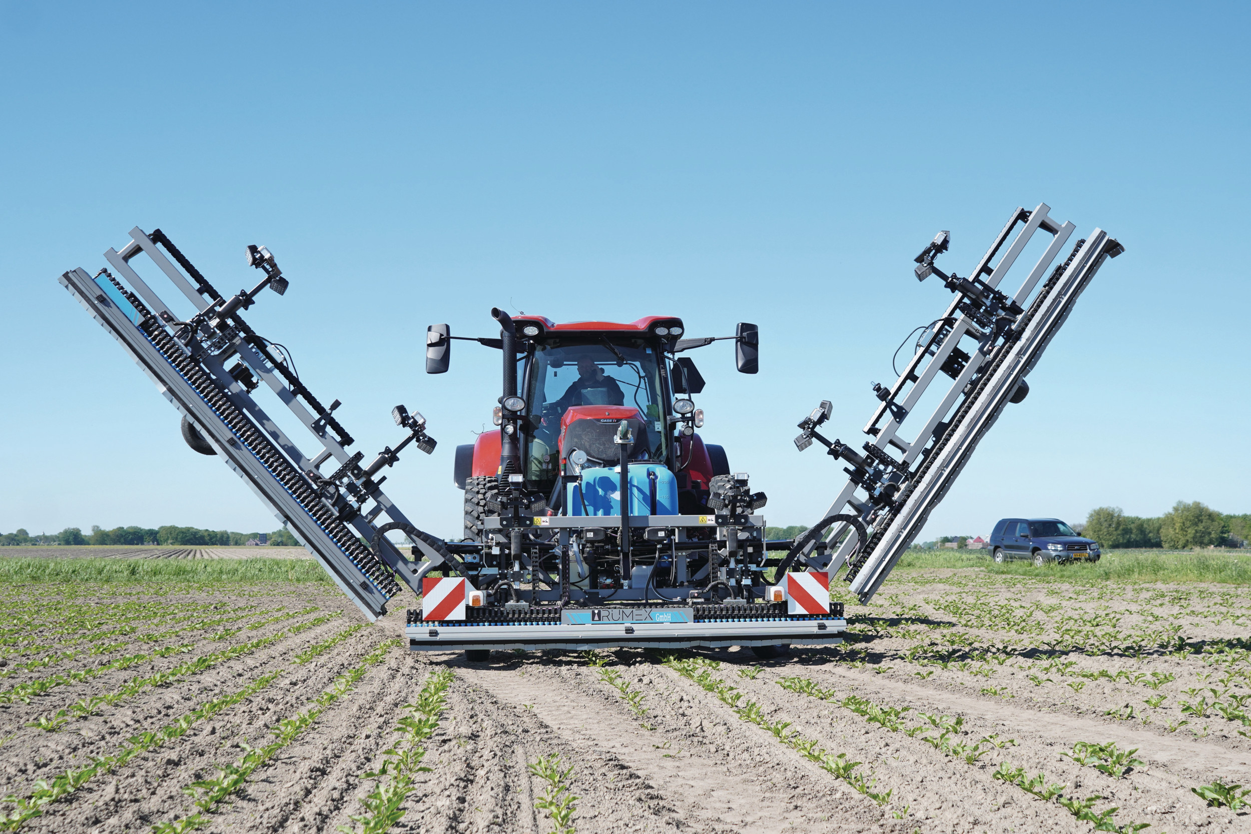 Dit is het eerste jaar dat de Rumex-spotsprayer aan het werk is in akkerbouwgewassen. In Nederland zijn inmiddels dertien machines verkocht. Die precisiespuiten verzamelen ook data om de machine-algoritmes slimmer te maken. Foto’s: Lucas van de Weijer