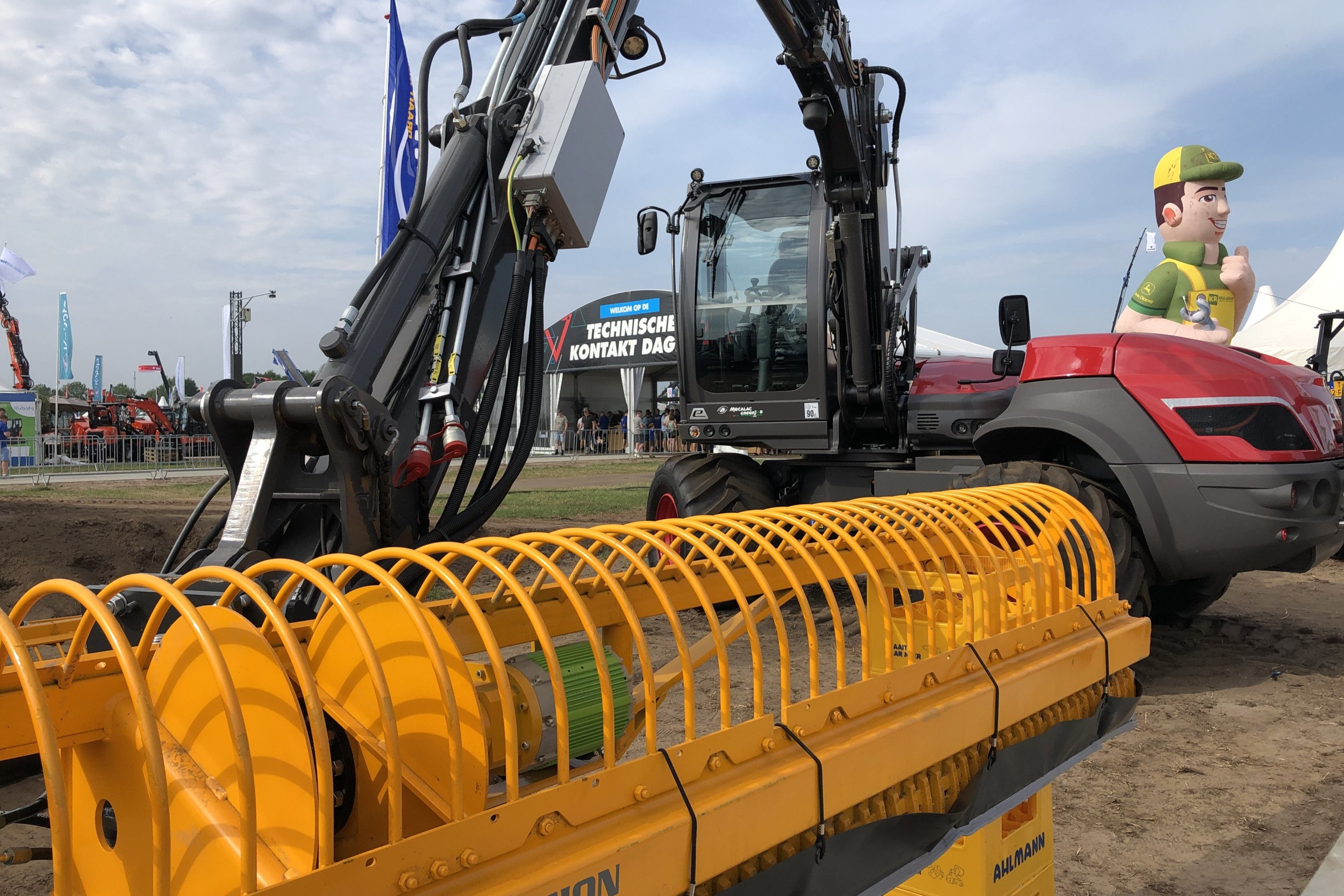 Ahlmann Nederland toonde de eerste zero-emissie maaikorf op de Technische Kontakt-Dagen (TKD) in Sint-Oederode (N.-Br.). De maaikorf zit aan een elektrische Mecalac E 12-graafmachine. Foto’s: Bas van Hattum