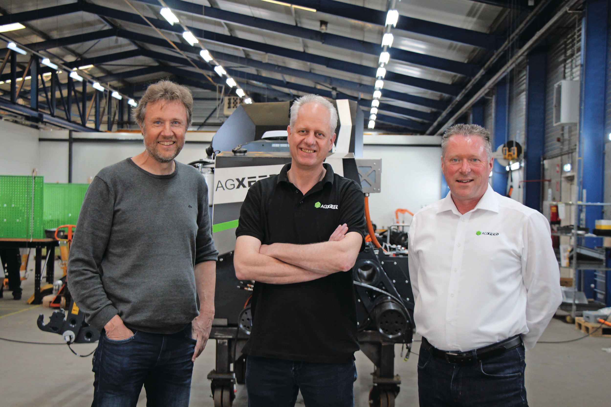 AgXeed-oprichters Joris Hiddema en Lars Schmitz en CCO Arjan Mulder (v.l.n.r.) staan in de productiehal in Grubbenvorst (L.). Hier wil AgXeed in 2030 minimaal 1.000 AgBots bouwen. Foto’s: René Koerhuis