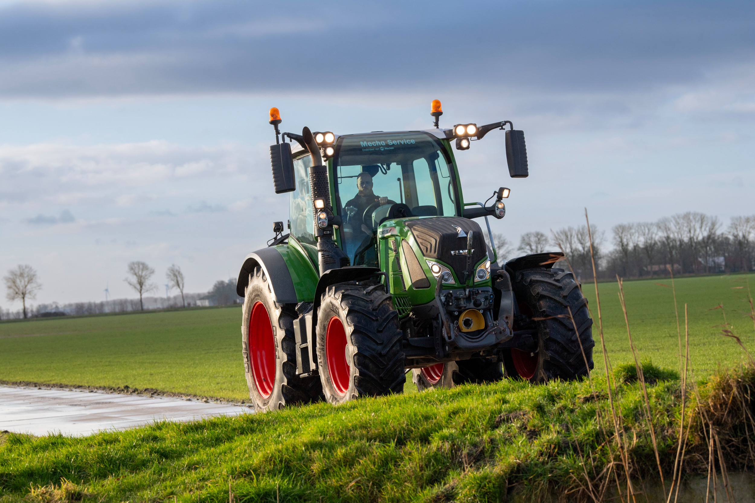 Gebruikers van de Fendt 500 Vario S4 zijn positief over het comfort, de korte draaicirkel en de soepele Vario-transmissie. Maar de motor mist wat pit. Bovendien is de trekker aan de prijs. Foto’s: Mark Pasveer / video: Paulus Maessen