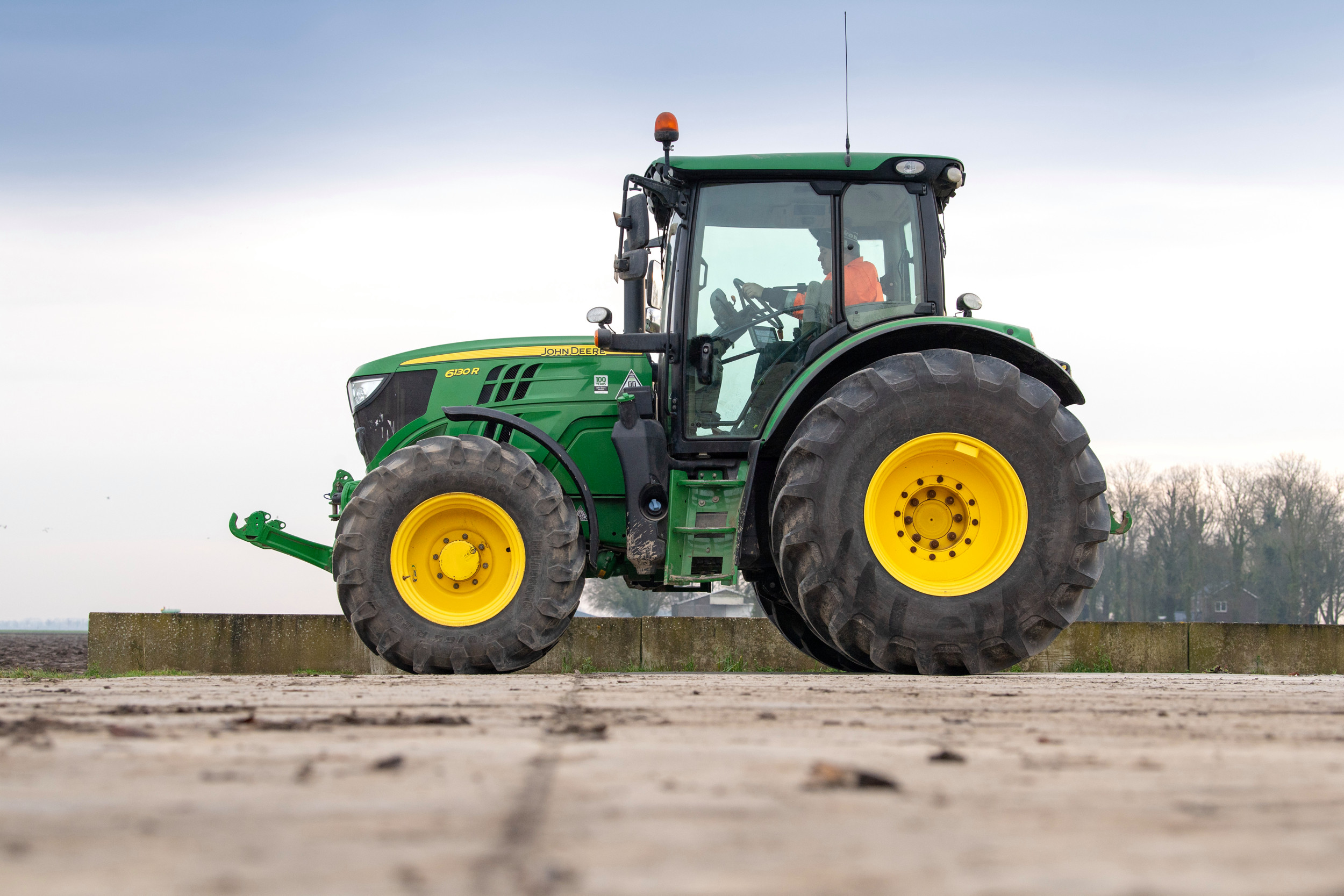 John Deere 6R-rijders prijzen cabine-ergonomie, rijcomfort, transmissie en bediening. Over de draaicirkel verschillen de meningen. De brandstofpomp vereist diesel van goede kwaliteit. Foto’s: Mark Pasveer/ Video: Paulus Maessen