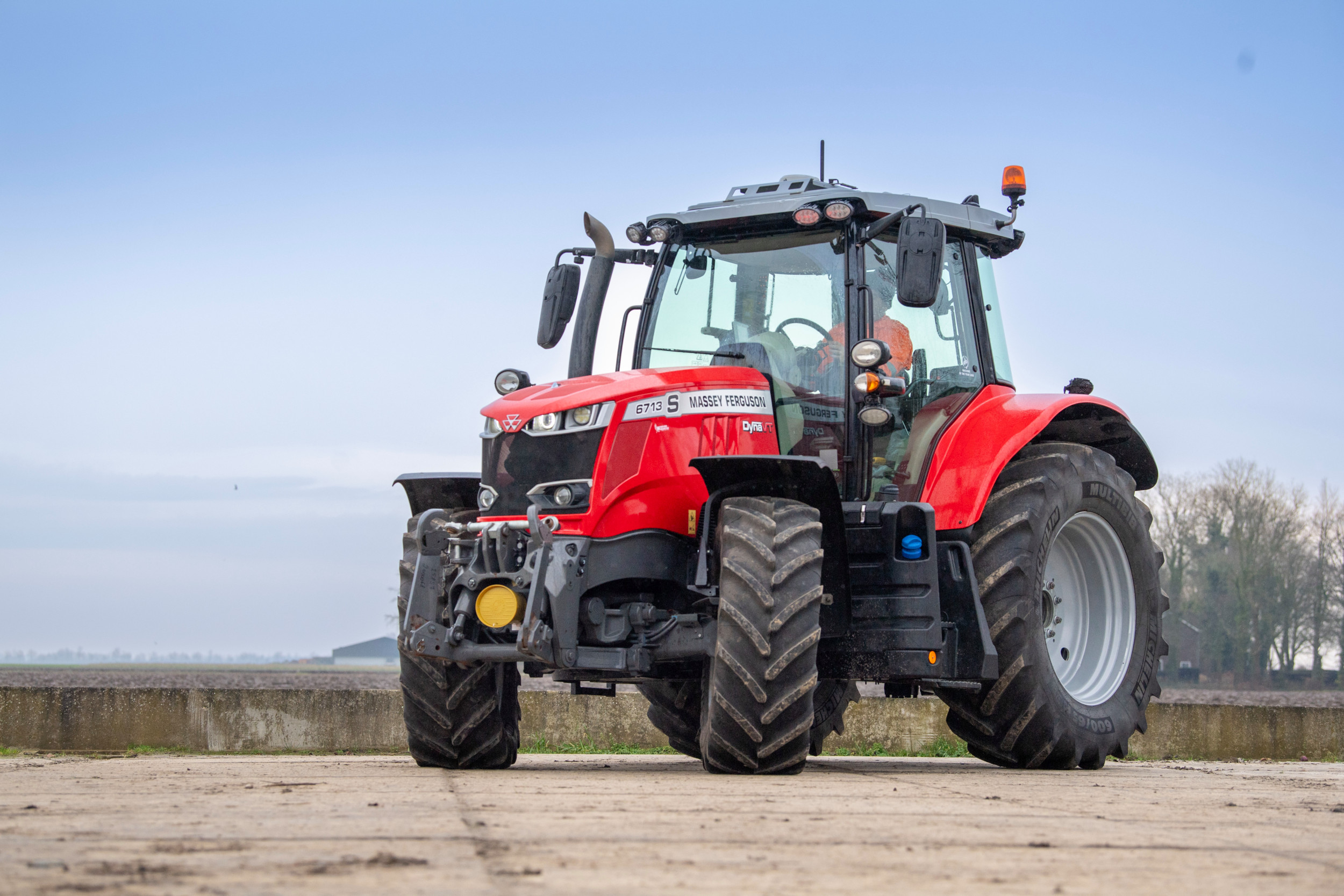 Massey Ferguson-rijders zijn positief over de cabine, het comfort, de sterke motor en de goede transmissie. Kritiek is er op foutcodes en de bediening van de hefinrichting. Foto’s: Mark Pasveer / Video: Paulus Maessen