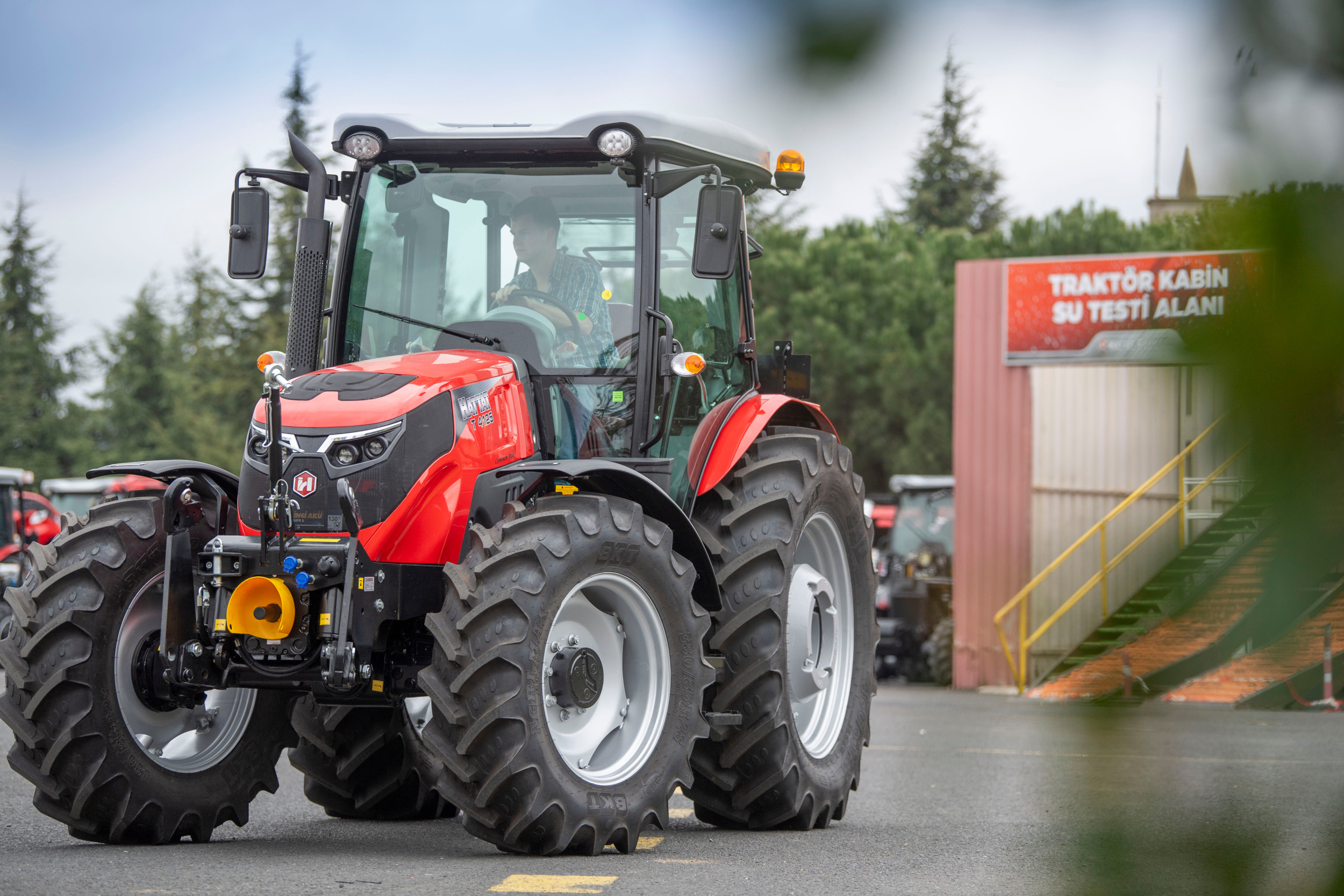 De Turkse trekkerfabrikant Hattat wil uitbreiden naar Europa en zoekt uiteindelijk ook een dealer in Nederland. De nieuwe T4125, een lichte en compacte 125 pk trekker, moet daarbij helpen. Prijs: circa €50.000. Foto: Mark Pasveer