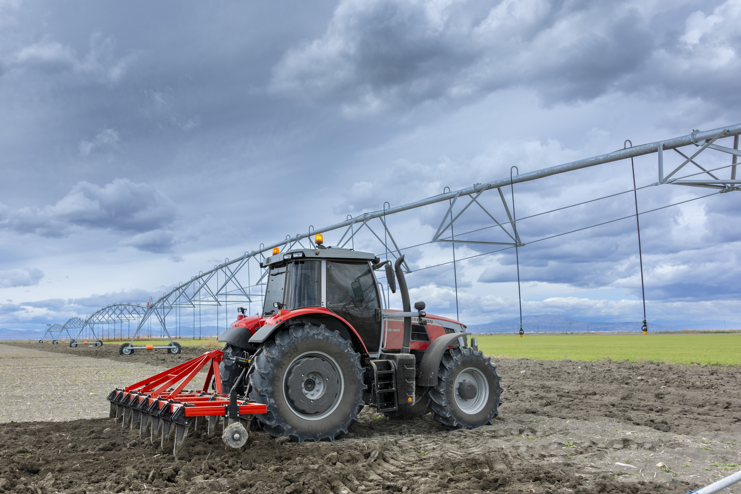 Akkerbouwer/loonwerker Abdullah Altintas trekt de grond open met een Massey Ferguson 7S.180 met een 4 meter brede woeler. De droogte baart hem grote zorgen, het grondwaterpeil is fors gezakt. Foto’s: Mark Pasveer