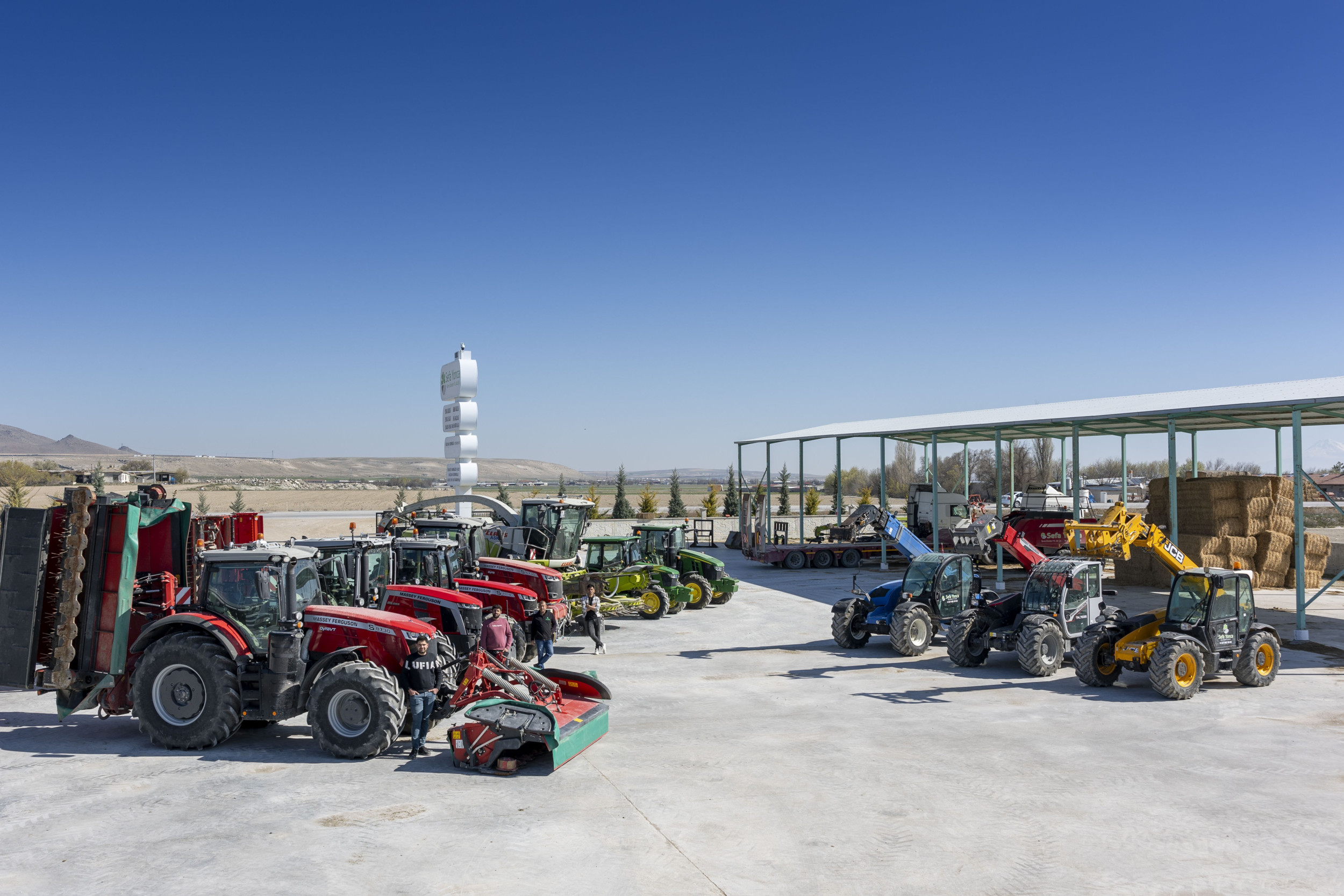 Een groot deel van het machinepark van de vier broers Aydinbelge in het Turkse Karapinar is opgesteld voor een fotosessie. Dan wordt gauw duidelijk dat ruwvoederwinning de hoofdtak is van het bedrijf. De vlindermaaier is uitgerust met afvoerbandjes en meestal maaien ze de luzerne meteen in een zwad. Rechts drie verreikers, voor het transport van de vele balen. Foto’s: Mark Pasveer