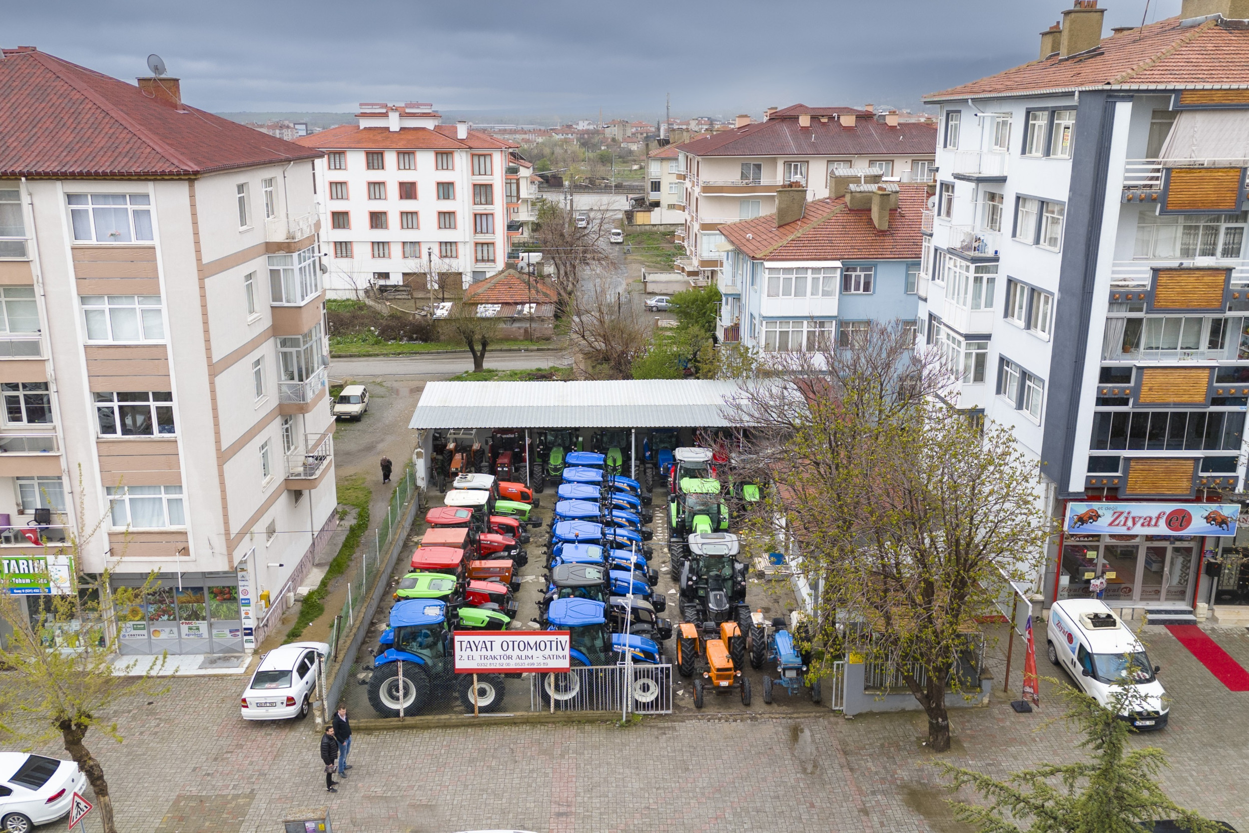 Midden tussen de groentewinkel en de dönertent runt Çağlar Tayat zijn trekkerhandel in het Turkse Akşehir. Het erf van Tayat Otomotiv staat volgestouwd met jong gebruikte trekkers. Foto’s: Mark Pasveer