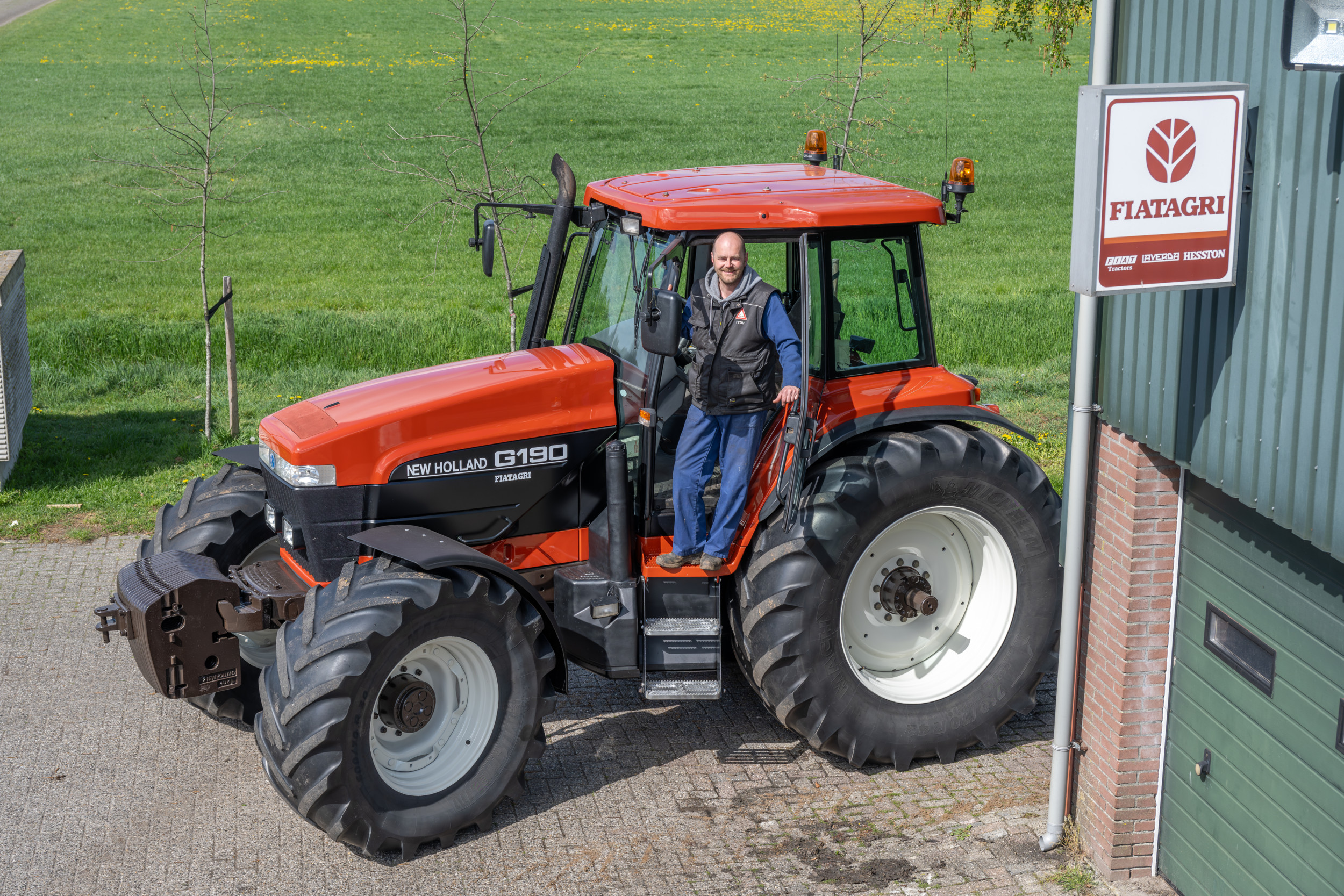 De New Holland G190 van melkveehouder René van der Haar in Den Velde (Ov.) staat er weer bij als nieuw. In zijn werkzame leven heeft de trekker als Ford 8770 zijn uren gemaakt, nu staat hij weer in zijn originele jas bij liefhebber René. Foto’s: Michel Velderman