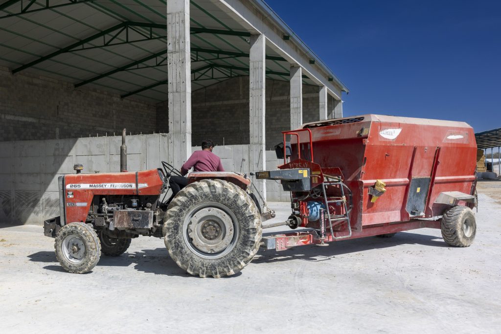 Voeren gebeurt met deze combinatie: een Massey Ferguson 265 (onder licentie gebouwd door het Turkse Uzel) met erachter een 10-kuubs mengwagen.