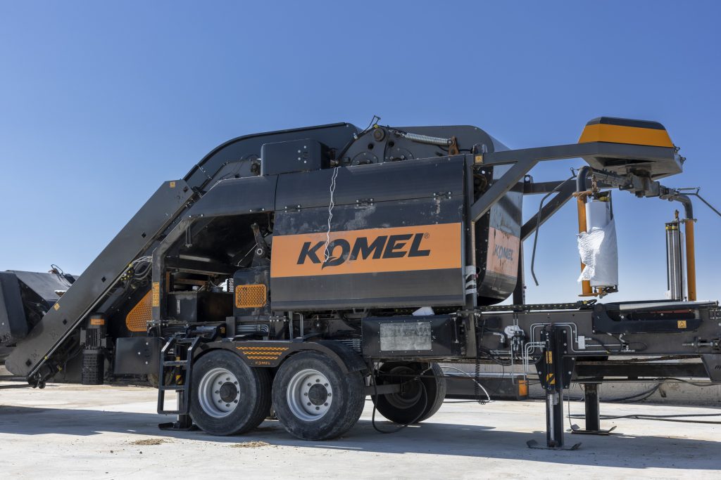 Met deze stationaire Komel-pers wordt onder andere snijmais in balen geperst die voor de handel zijn.