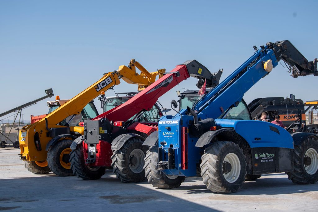Drie verreikers zijn in gebruik voor het transport van de vele balen. De JCB is favoriet, aldus de broers Aydinbelge.