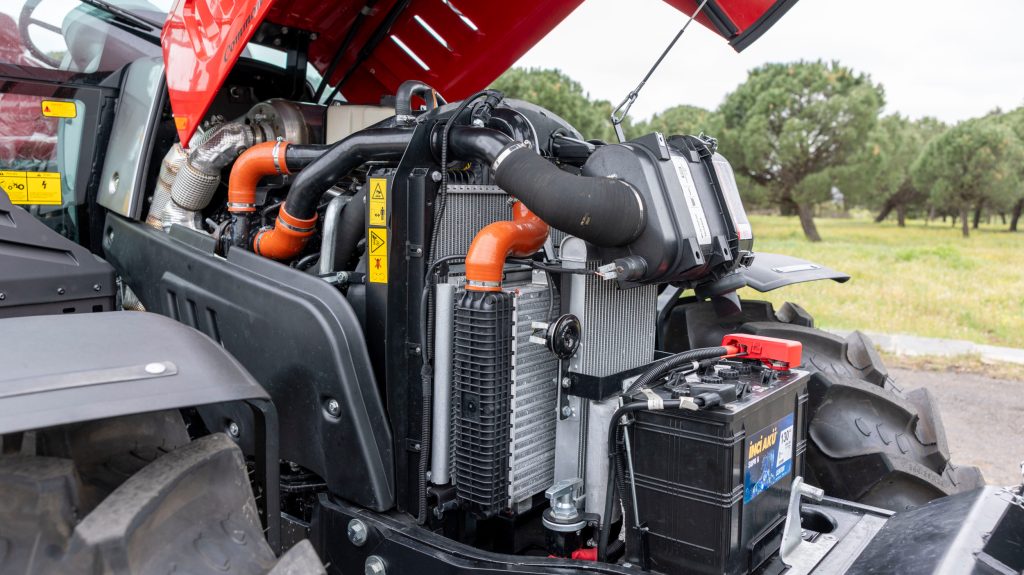 Onder de kap: een motor die velen reeds kennen. Een 3,6 liter FPT-viercilinder. Deze voldoet aan de Fase V-emissienorm.