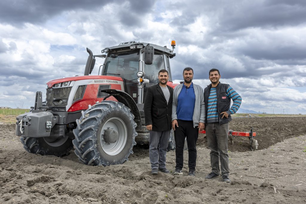 Familie Altintas boert onder de naam Atlintaşlar Tarim net buiten het dorpje Abditolu. Van links naar rechts: Akmul (26), Mustafa (51) en Abdullah (25). De familie teelt vooral bieten, aardappelen, tarwe en korrelmais in de regio ten oosten van Konya. De percelen zijn hier gemiddeld 5 tot 10 hectare groot en alle percelen hebben irrigatie.