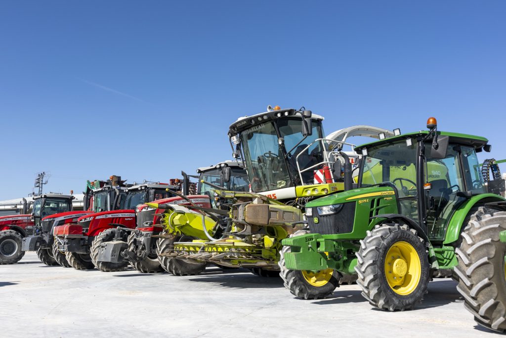 De John Deere-trekkers zijn er voor de akkerbouwmatige werkzaamheden, zoals spuiten en zaaien. Ze worden ook wel eens ingezet met een hark of getrokken maaier.