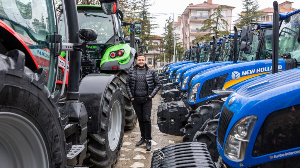 Çağlar Tayat was tot vorig jaar dealer van Same Deutz-Fahr, maar hij legt zich nu toe op de handel in jong gebruikte trekkers. Het liefst focust hij op de wat grotere modellen, daar zit meer marge op.