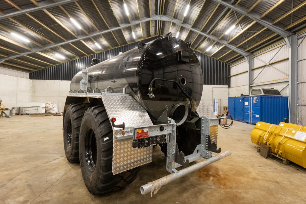 De mesttank heeft geen hefinrichting en is voorbereid op een Bomech-bemester. Leenaerts overweegt nog een docking-aansluiting (trechtersysteem) achterop te bouwen.