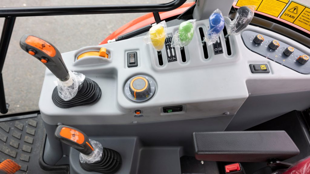 Het interieur is gemaakt van lichte, hard plastic panelen. Links in beeld: de versnellings- en groepenpook. Rechts: vier mechanische ventielen en elektronische hefinrichting.