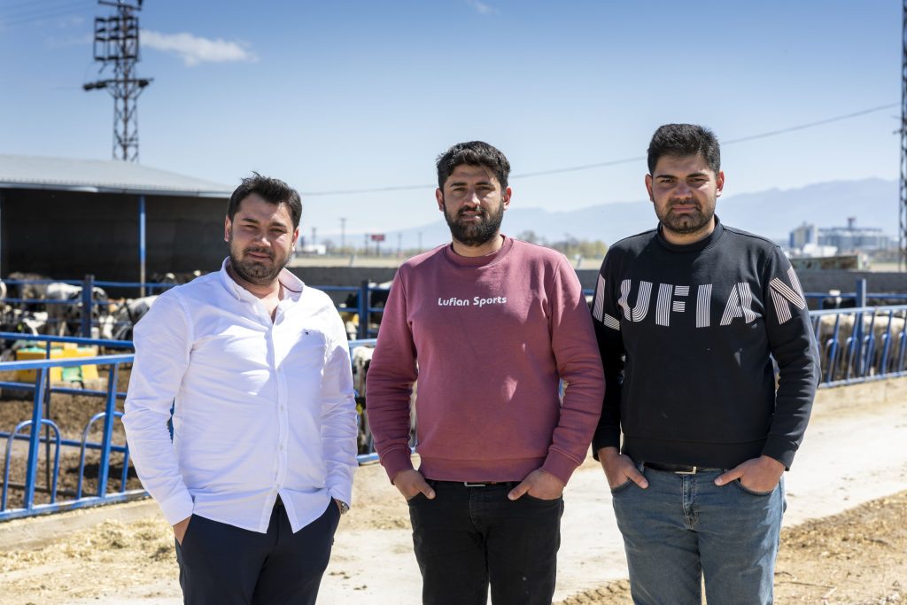 Aan het roer van Sefa Yonca staan vier broers. Van links naar rechts: Sahin (33), Furkon (23) en Hakon (25). Jongste broer Sefa Aydinbelge (22) was niet aanwezig. De broers werken op twee locaties: enerzijds op dit bedrijf waar de machines en het ruwvoer worden gestald, en het melkveebedrijf zit zo’n 300 meter verderop.