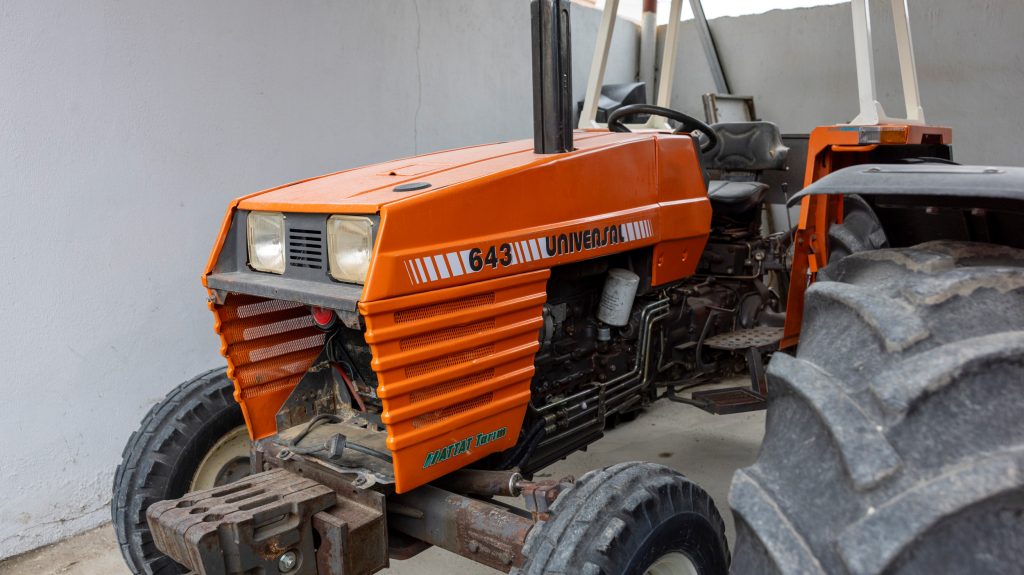 Helemaal achterin de hoek staat deze Universal 643. De trekker is in Turkije gebouwd door trekkerfabrikant Hattat, onder licentie van Universal.