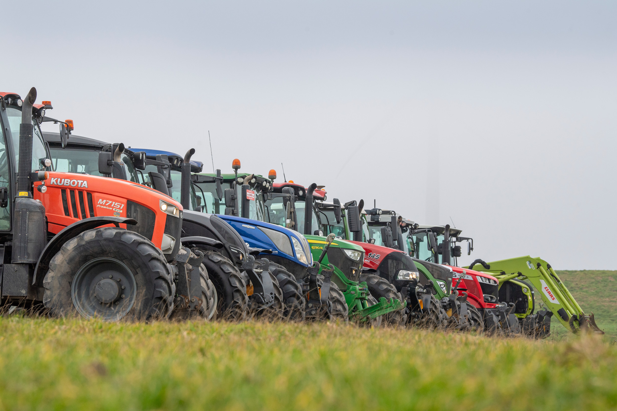 450 boeren en loonwerkers in West-Europa die een Case IH, Claas, Fendt, John Deere, Kubota, Massey Ferguson, New Holland of Valtra in gebruik hebben, vulden een uitgebreide vragenlijst in over hun ervaring met de trekker. Van elk merk kozen we de viercilinderserie (tot zo’n 150 pk) die in ieder geval in 2016 in productie was. Op die manier zijn de resultaten redelijk vergelijkbaar. Foto’s: Mark Pasveer