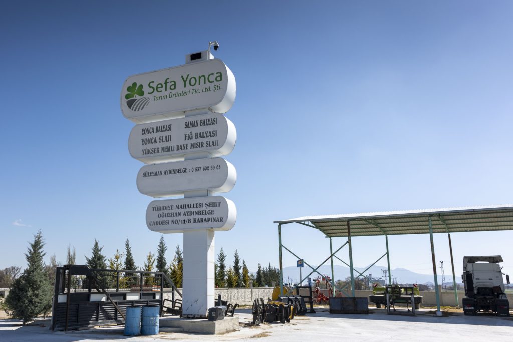 Sefa Yonca ligt direct aan een grote, doorgaande weg tussen de steden Konya en Karapinar. Het bedrijf is haast niet te missen: er staat een gigantische reclamezuil langs de weg.