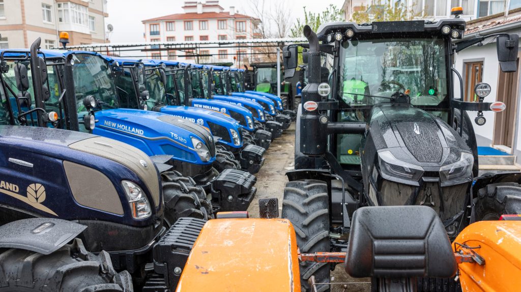 Links een bijzondere New Holland TR5.110 Elektro Command in een gouden-jubileumkleurstelling omdat het de 1 miljoenste trekker is, vertelt Çağlar. Ook Deutz-Fahr, zoals deze 6-serie, is populair in Turkije.