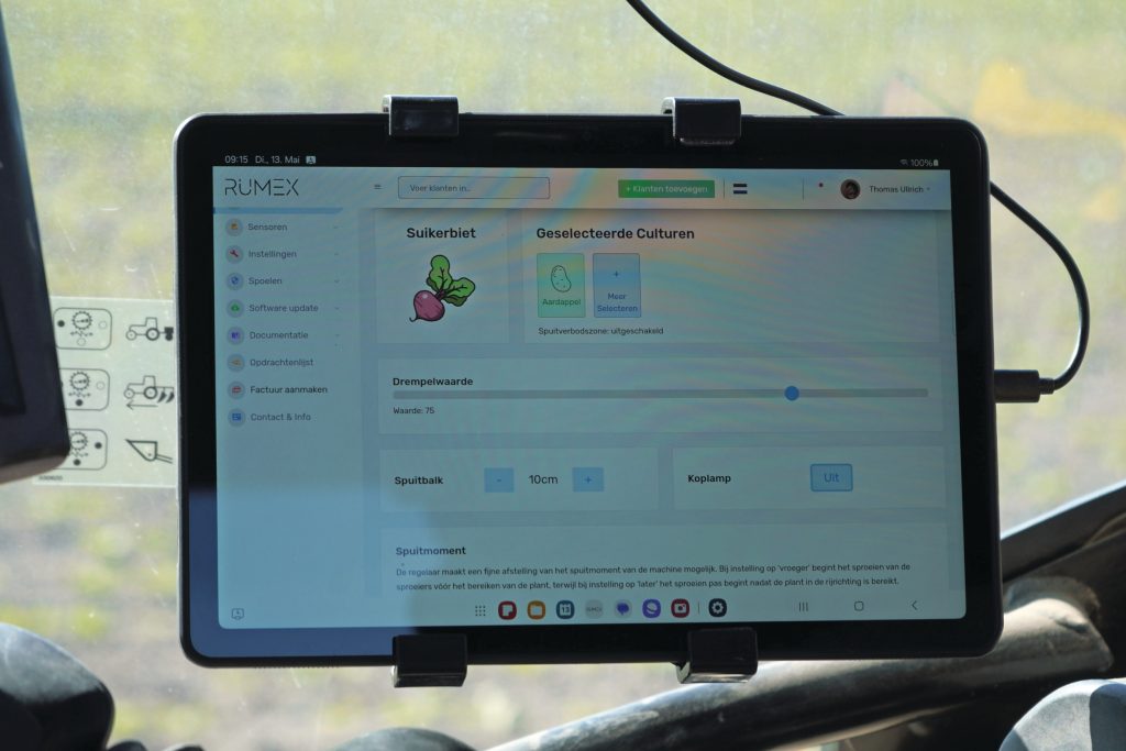 Rumex levert een tablet voor de bediening. Hierop kies je het gewas, de bewerking en overige instellingen, zoals de drempelwaarde. De teler in Friesland had die laatste op 75 staan.