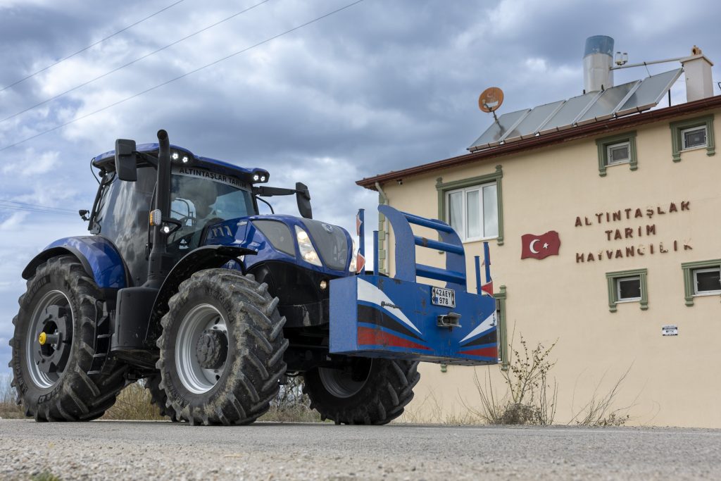 De grootste trekker van het bedrijf: een New Holland T7.270 met traploze transmissie. De trekker wordt jaarlijks zo’n 800 tot 1.000 uur gebruikt. De ramen zijn geblindeerd om de zoninstraling te verminderen.