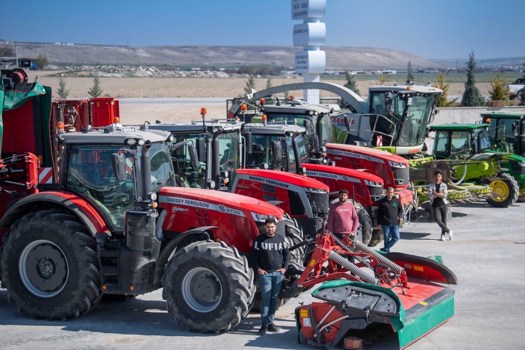 De broers hakselen jaarlijks zo’n 20.000 ton mais en 20.000 ton luzerne. Daarmee is het hakselen, naast het balen persen, een belangrijke tak van sport. Voor het persen zijn twee grootpakpersen en een rondebalenpers beschikbaar. Rechtsboven: een pers om bijvoorbeeld geplet graan of korrelmais in slurven te persen. Linksboven: een combinatie die bestaat uit rotorkopeg en een getrokken cambridgerol.