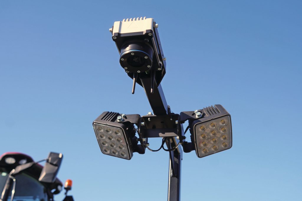 De RXF 900 heeft in totaal vijf camera’s voor de plantherkenning. Naast de camera’s zitten lampen, zodat de Rumex RXF 900 ook met minder of geen zonlicht planten kan herkennen.