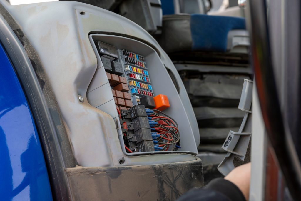 Elektronica en software zijn de oorzaak van 11% van alle gemelde storingen. Denk aan radarsensoren, toerentalsensoren, of kabelverbindingen met slechte connecties.