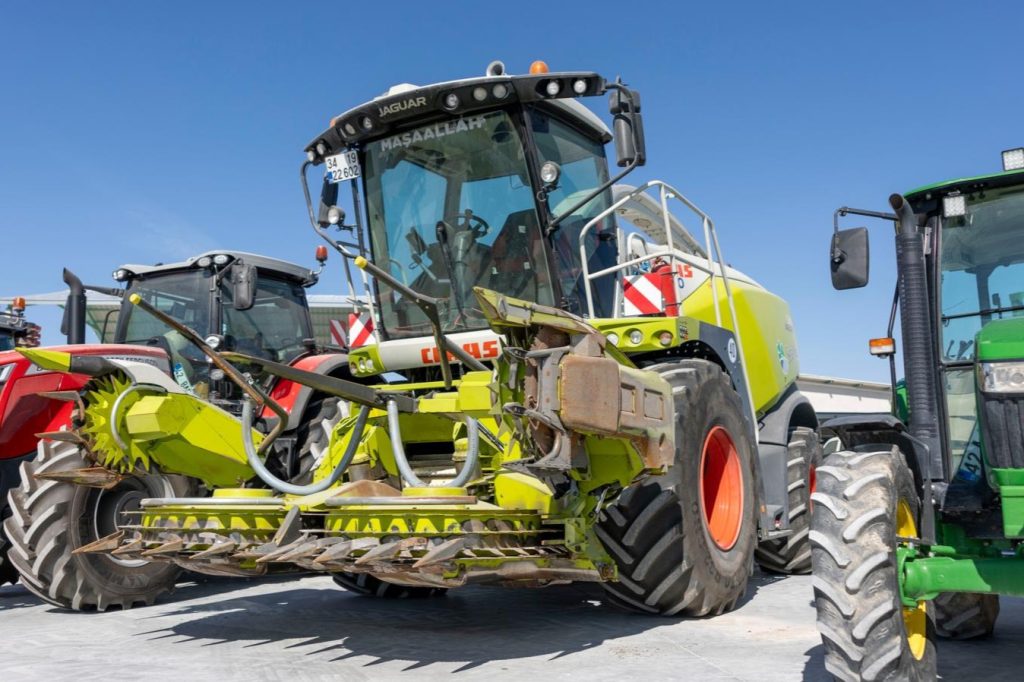 Met de Claas Jaguar 940 hakselen de broers jaarlijks zo’n 20.000 ton mais en 20.000 ton luzerne.
