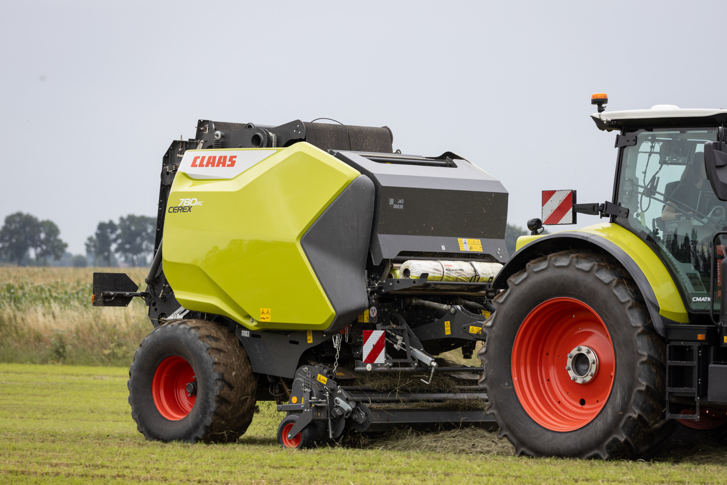 De nieuwe Cerex-pers heeft net als de huidige Variant-persen een variabele kamer, en perst balen tot 1,60 of 1,80 meter hoog, afhankelijk van het model. De nieuwe Cerex werkt echter met meer messen (tot 25), een andere pick-up, en perst met twee brede riemen in plaats van vier. Foto's: Bob Karsten.