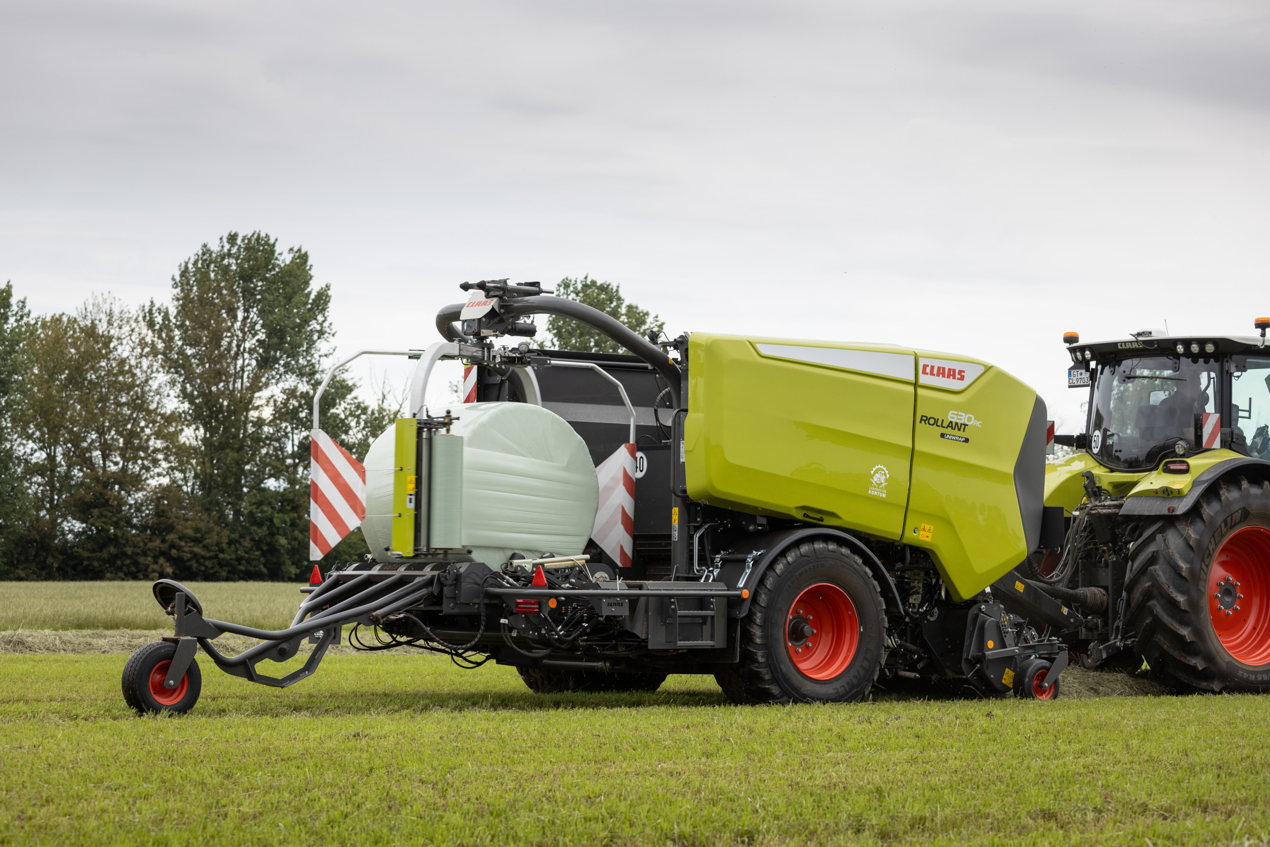 Machinefabrikant Claas past de Rollant 630 RC Uniwrap-perswikkelcombinaties aan voor modeljaar 2026. De machines zijn straks voorzien van mesreiniging en een balenkantelaar die hydraulisch in- en uitvouwt. Foto's: Bob Karsten