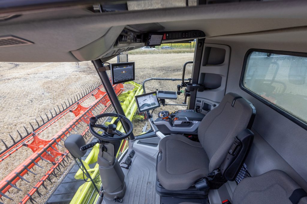 Je kunt nu een extra beeldscherm krijgen voor Apple Carplay en Andriod Auto. Ook zijn er meer opbergvakken en is er een persluchtaansluiting. Claas heeft tevens de interieurverlichting aangepast.