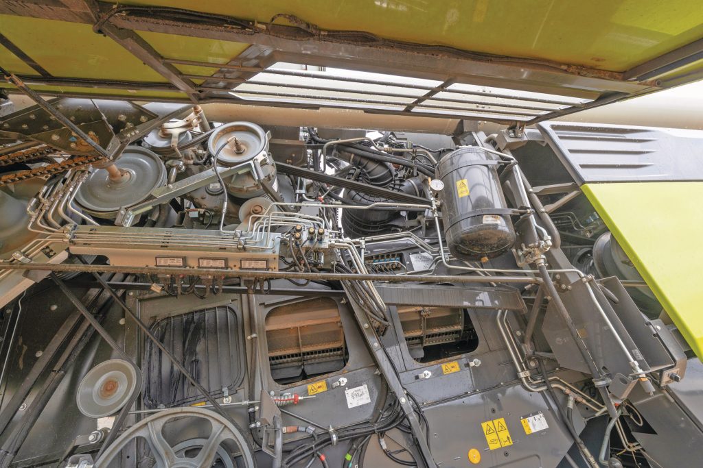 De Trion 760 werkt met twee in de lengte liggende dorsrotoren, net als de Trion 750. Bovenop ligt de motor - hier gebruikt Claas nu een platliggende koeler.