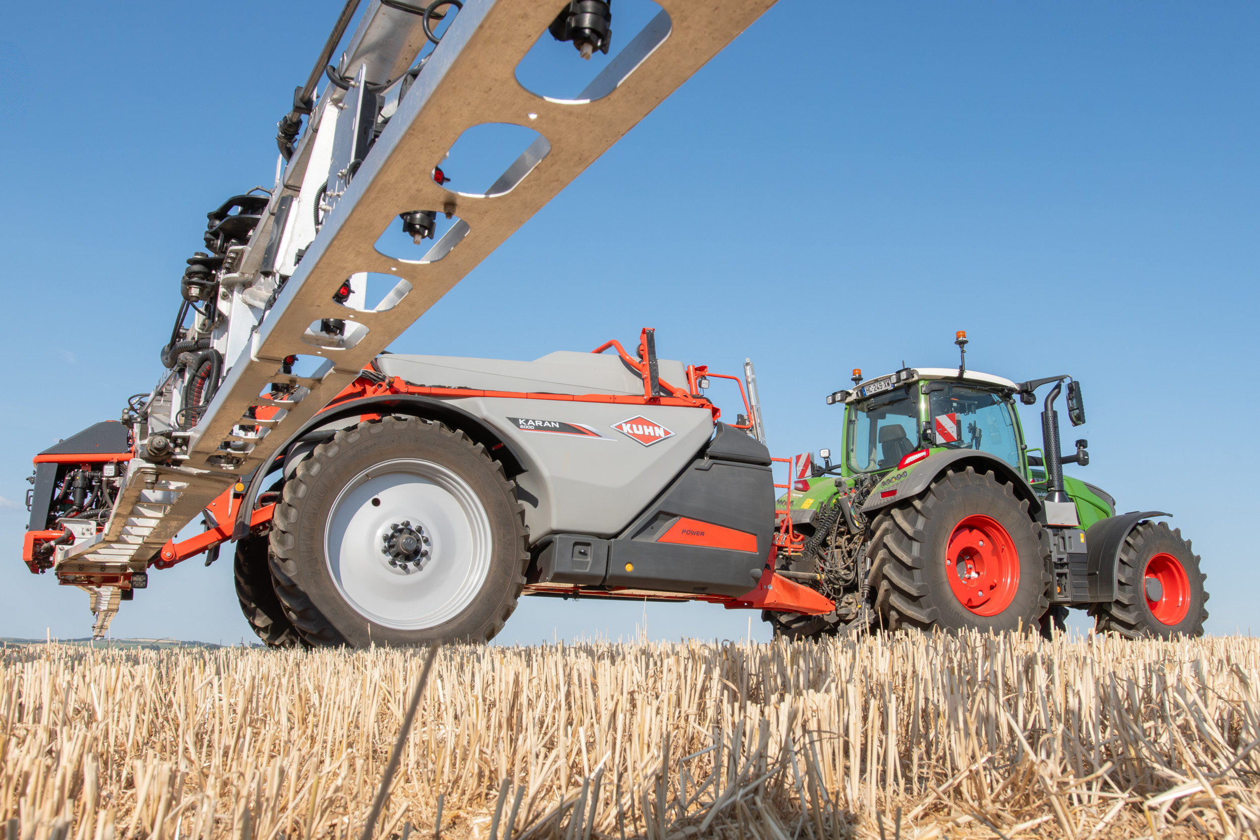 Vanaf januari 2026 is de nieuwe veldspuit Karan 6000 beperkt leverbaar, naast de 4500 en 5200. Kuhn levert de Karan 8000 in een later stadium. Foto's: Jacco van Erkelens