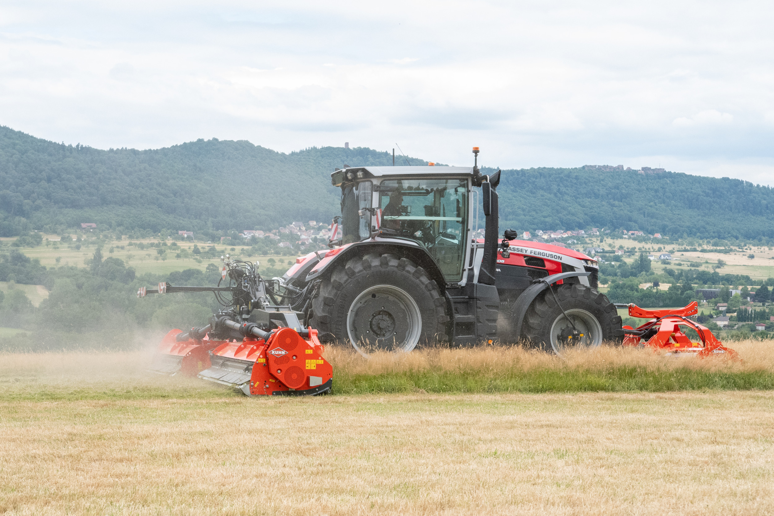 De Kuhn BP 8402 Pro gaat de BP 8300 opvolgen. Momenteel verkeert de klepelmaaier nog in de prototypefase. De Franse fabrikant toonde de machine tijdens een persbijeenkomst in Frankrijk. Foto's: Jacco van Erkelens