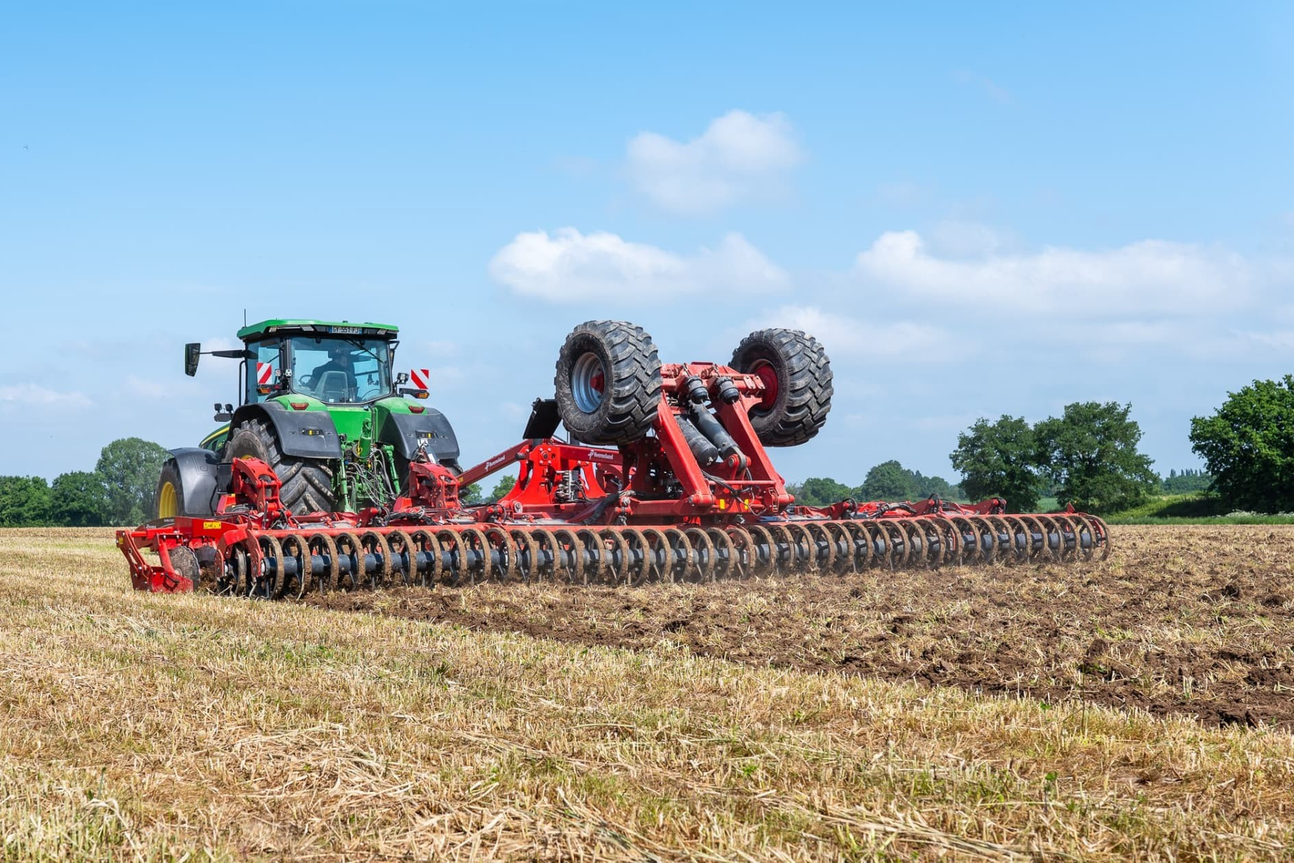 De Qualidisc 21103 T is de nieuwste schijveneg in de 21000-serie van machinefabrikant Kverneland. De schijveneg heeft een werkbreedte van 10,25 meter en bestaat uit vier secties. Foto's: Kverneland