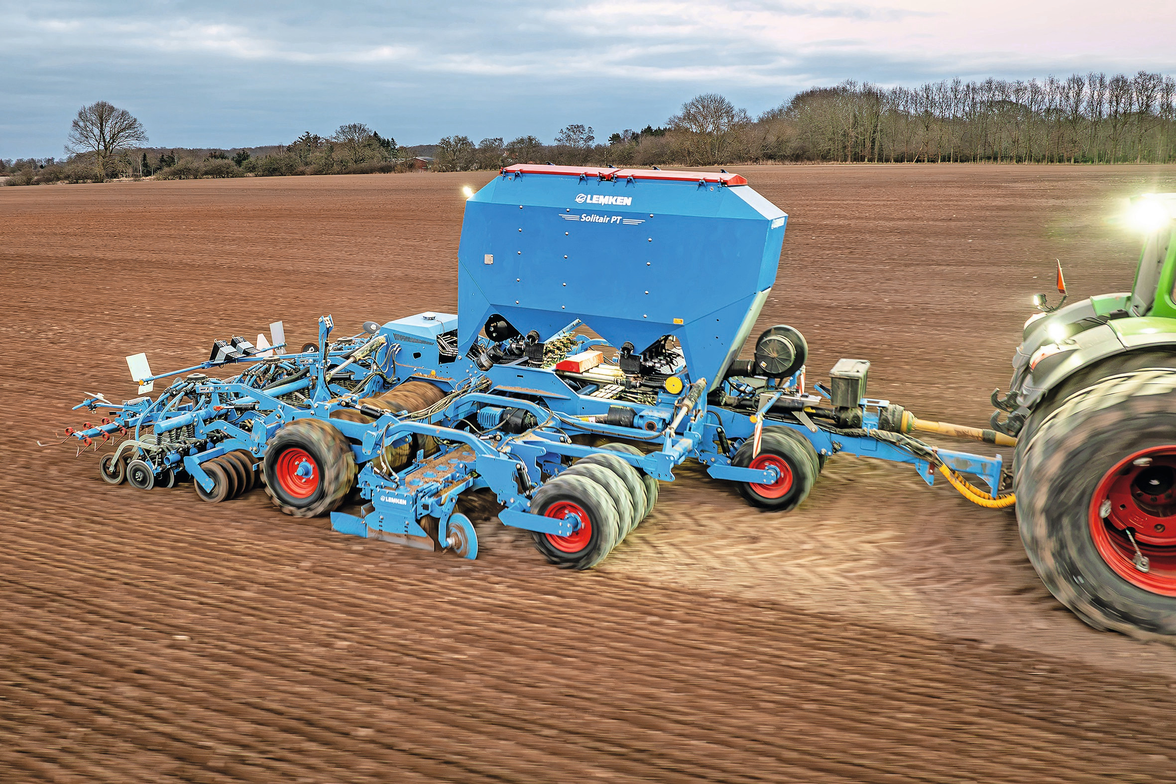 De nieuwe zaaicombinatie Solitair PT in actie. Volgens machinefabrikant Lemken haalt de machine nauwkeurige zaairesultaten dankzij de OptiDisc-kouters met dubbele schijven. Foto's: Lemken