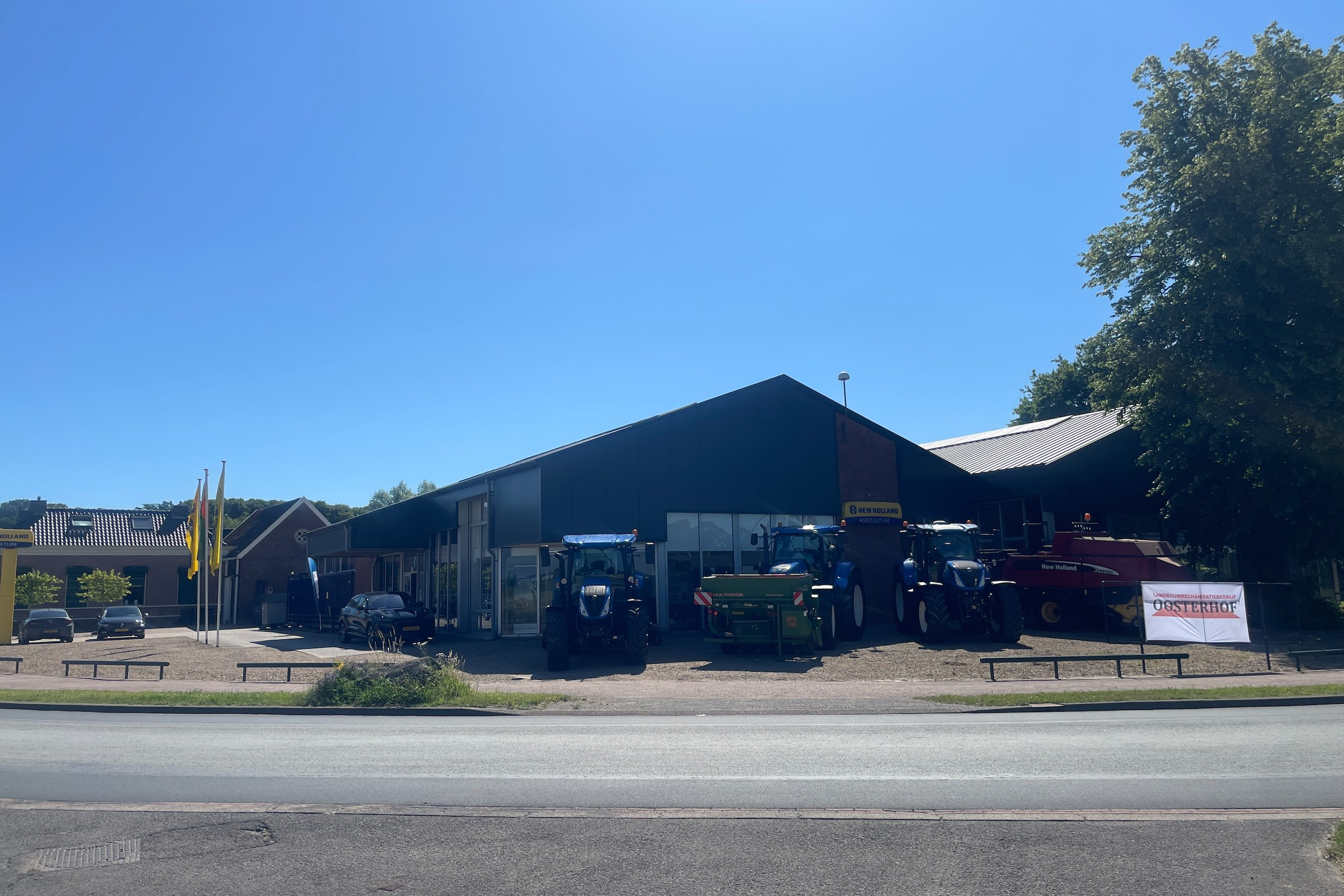 De huidige vestiging van Kort Landbouwmechanisatie in Midwolda. LMB Oosterhof neemt deze locatie per 1 juli 2025 over. Foto: LMB Oosterhof