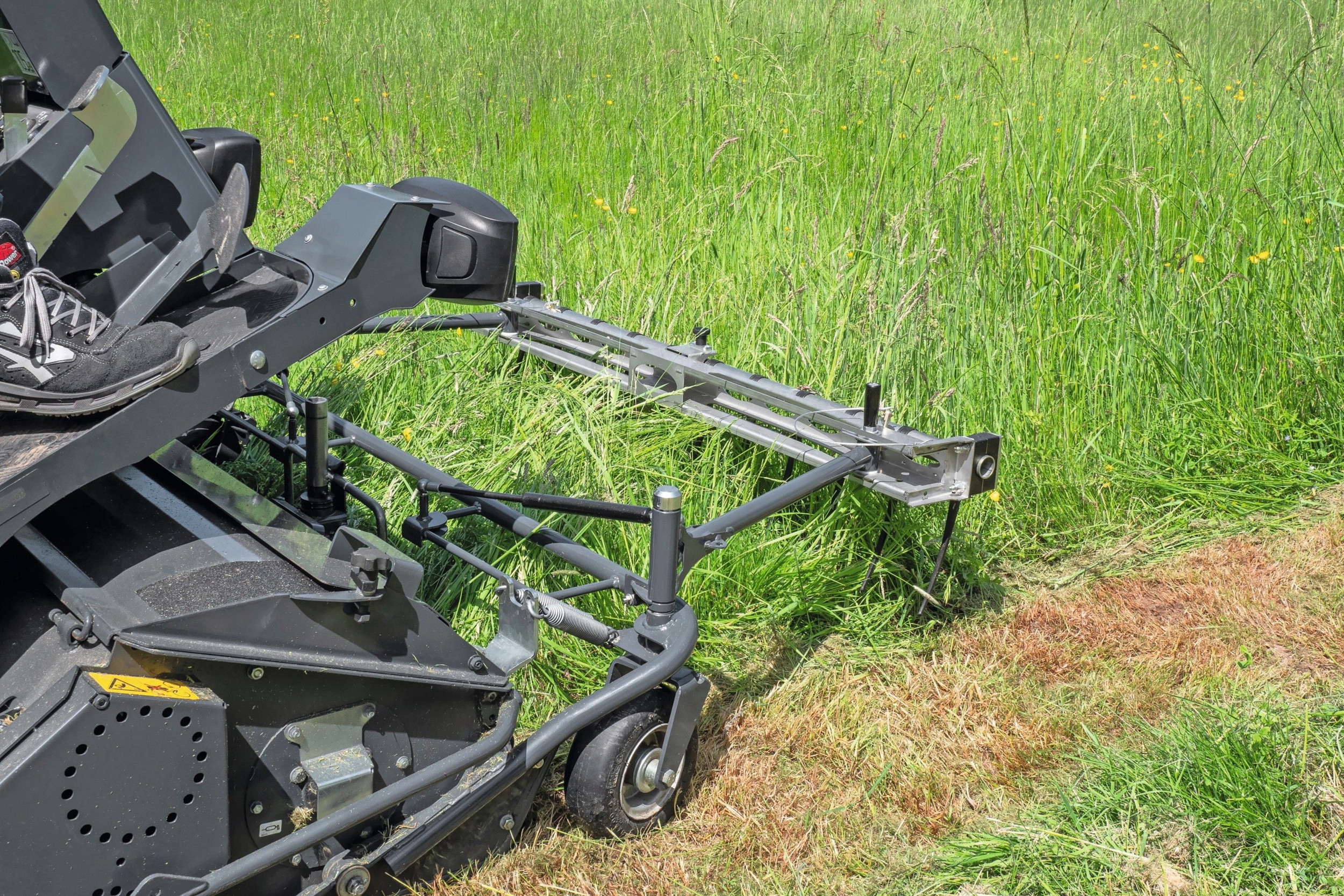 De insectenverjager InsectGuard van de Duitse machinefabrikant Amazone is vóór de zelfrijdende maaier gemonteerd. Het systeem verjaagt insecten uit het maaigebied. Foto's: Amazone