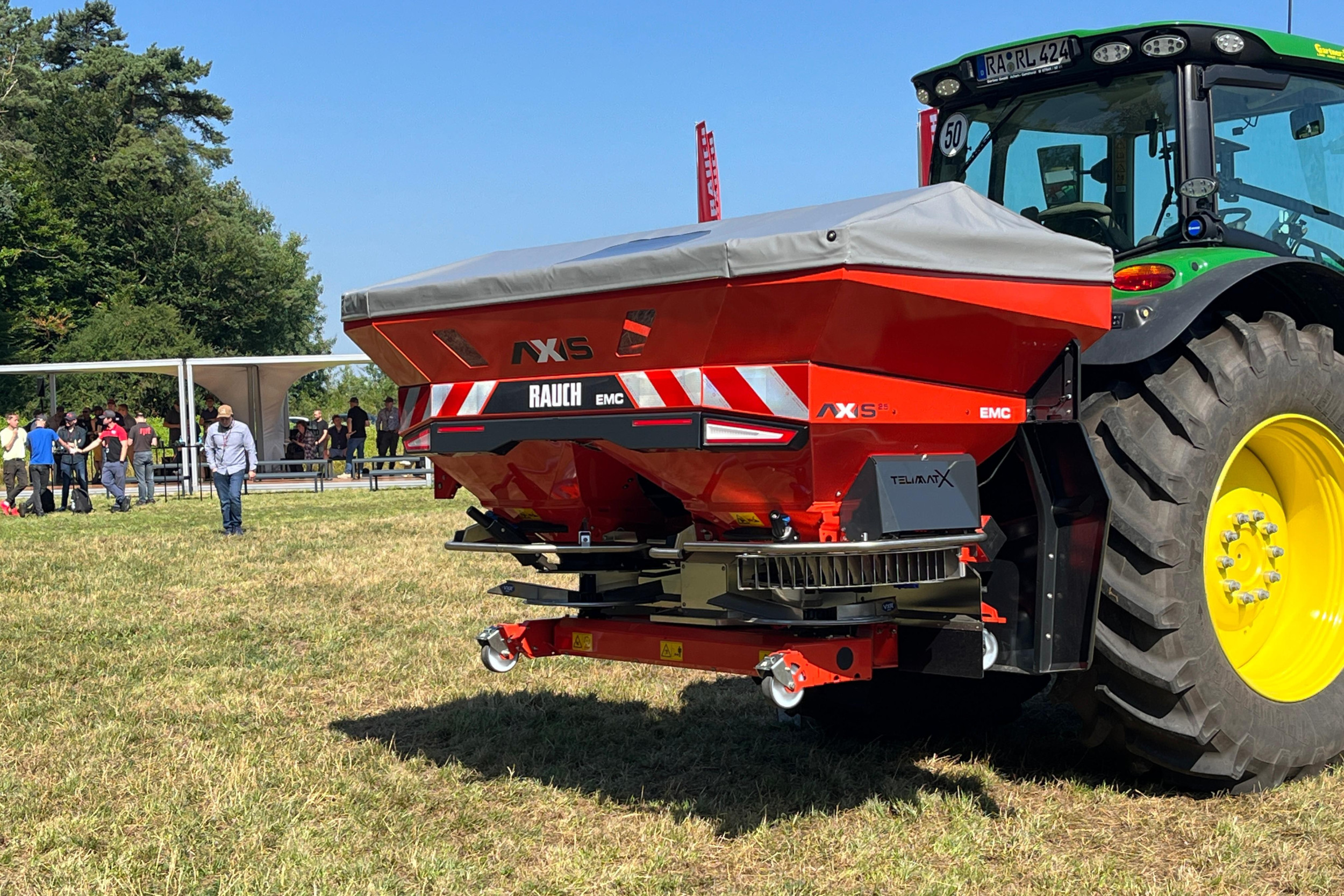 Het Duitse Rauch presenteert de nieuwe Axis 25-kunstmeststrooier op een persbijeenkomst in Frankrijk. Er past 2,5 ton product in, en de Axis 25 strooit tot 42 meter breed. Foto's: Jacco van Erkelens.