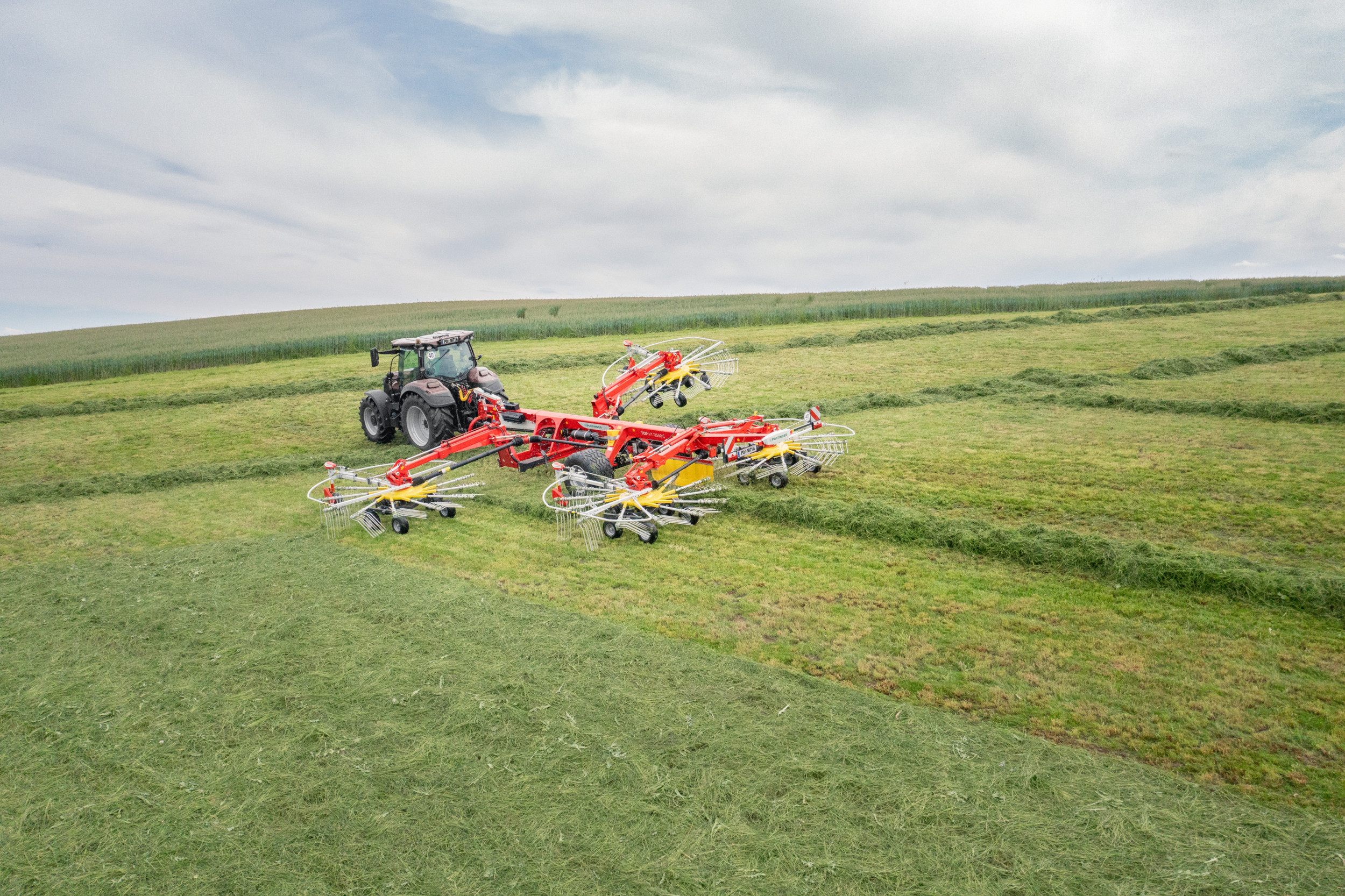 Pöttinger levert vanaf heden optioneel een Isobus-aansluiting op de Top 12540 C-vierrotorhark. Deze hark, met een werkbreedte variërend van 10,0 tot 12,5 meter, werd eind 2024 geïntroduceerd. Foto: Pöttinger