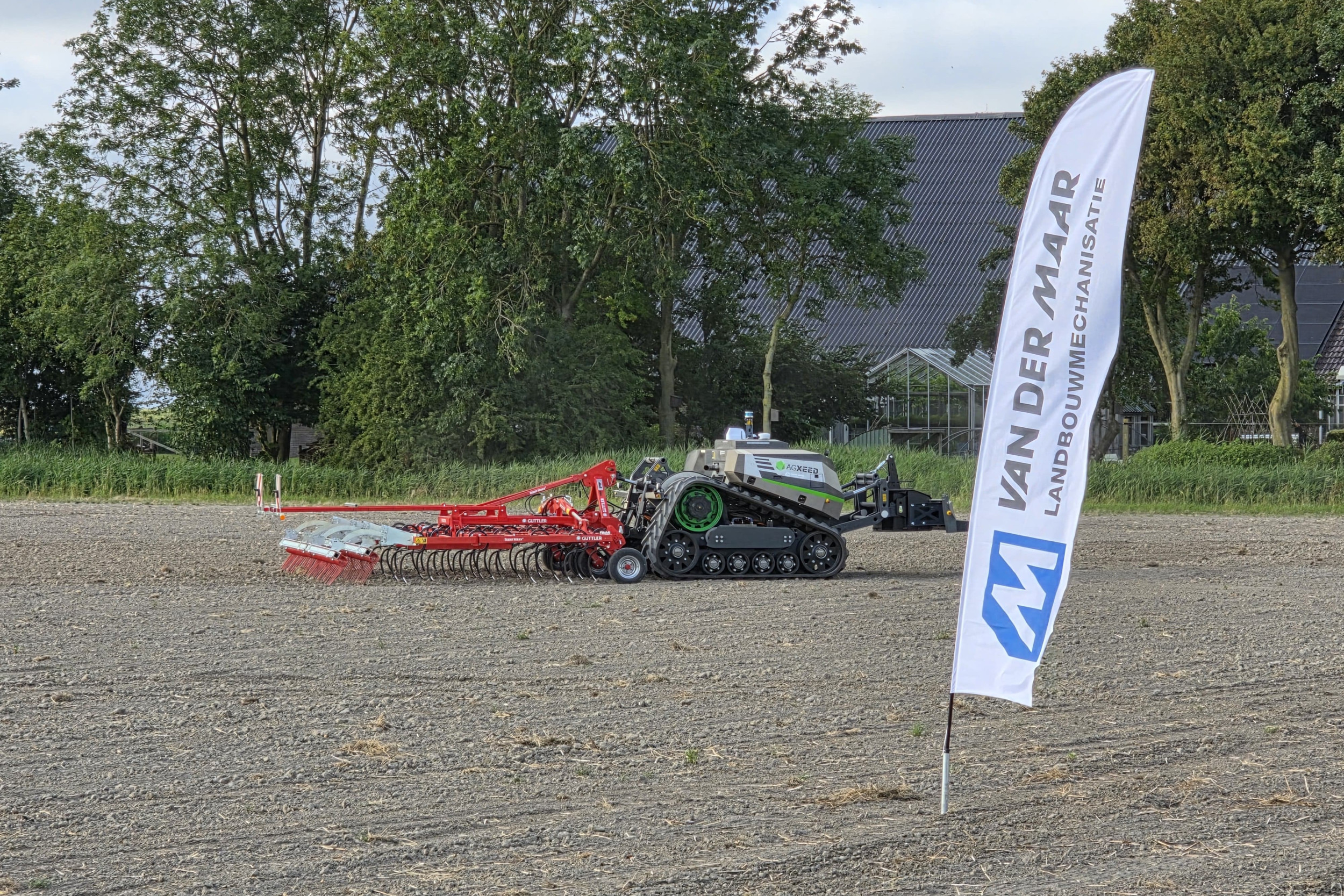 Van der Maar Landbouwmechanisatie is per juli dealer van AgXeed en levert daarmee autonome werktuigendragers in de regio. Foto: Van der Maar