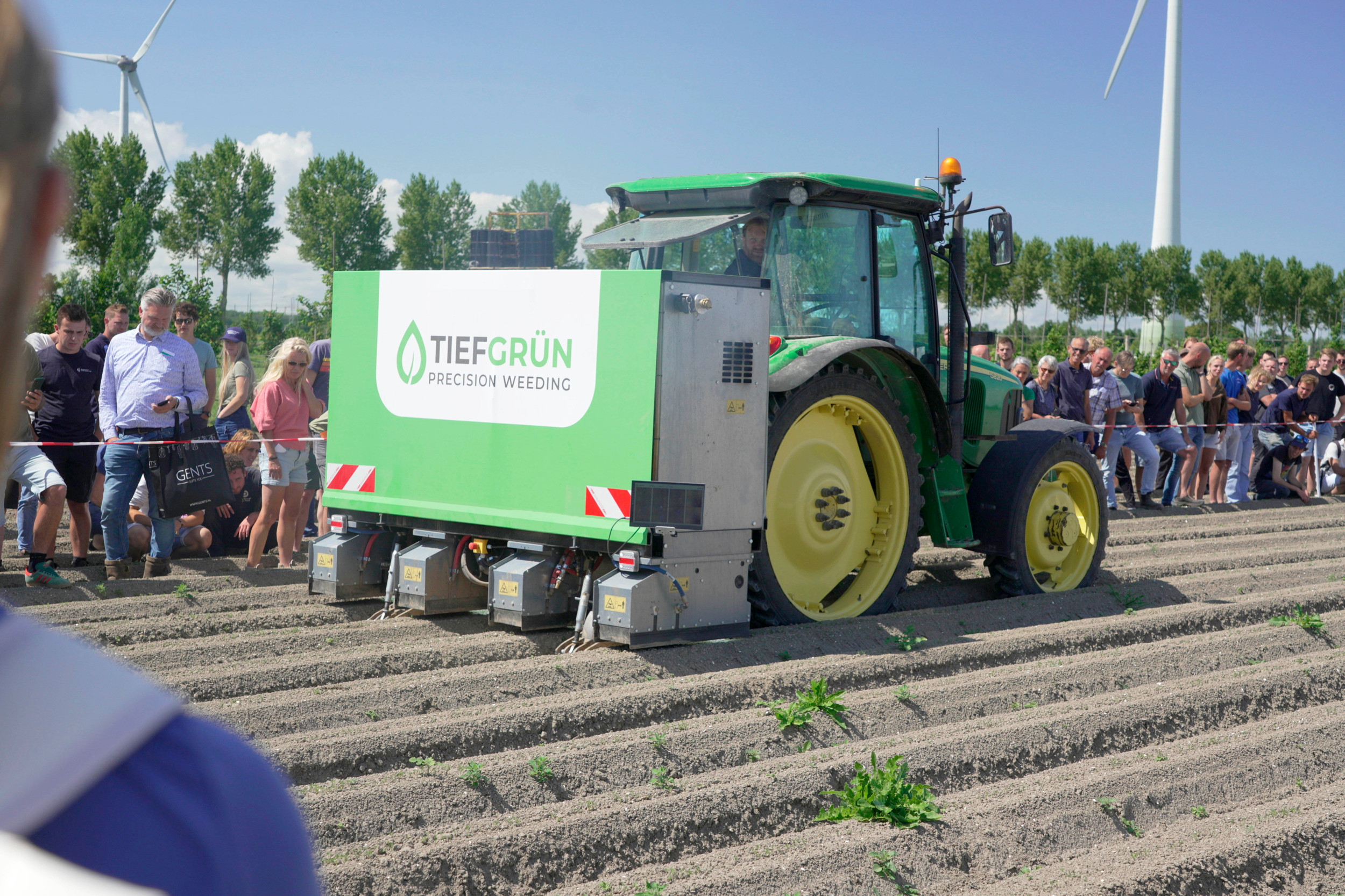 De machine van de Duitse startup Tiefgrün tijdens een demo op de Biovelddag op 3 juli in Lelystad (Fl.). De machine bestrijdt heel precies onkruid in de rij met heet water. Foto: Jan Willem Schouten