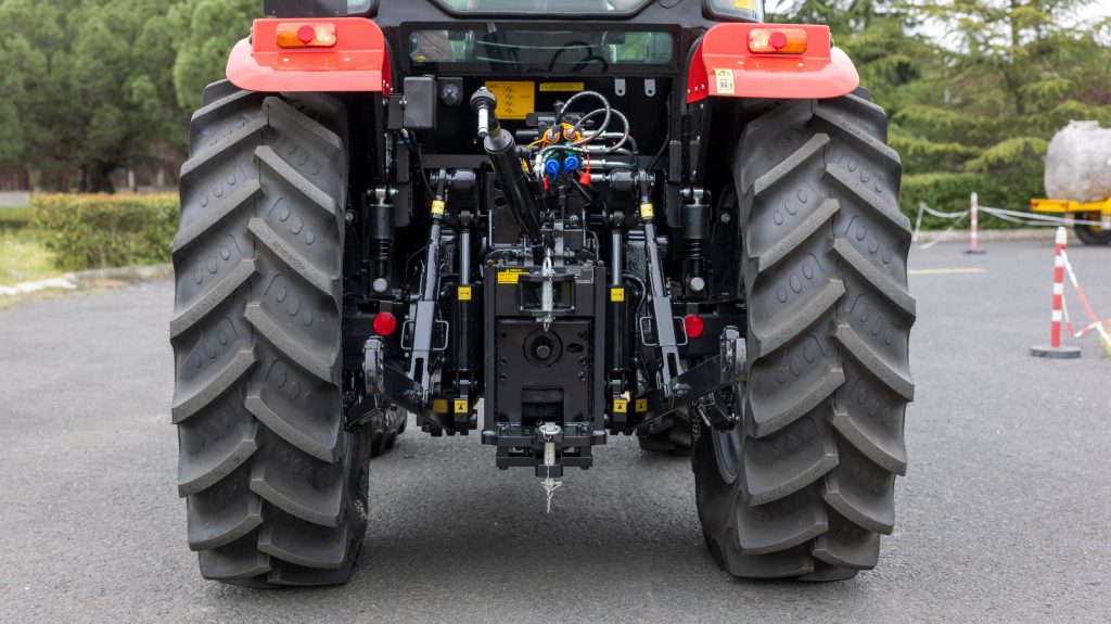 Er zijn maximaal vier mechanische ventielen. De hefinrichting heeft stabilisatiestangen met pen-gatverstelling en deze tilt 5.500 kilo. De cabine is voorzien van spiraalveren.